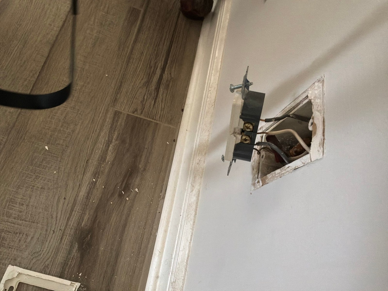 A device box documented during the work on an Electric Fixture Service/Repair job in Winter Park, FL.